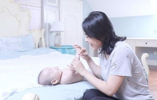 给宝宝做抚触的视频,轻松学会爱的触感呵护