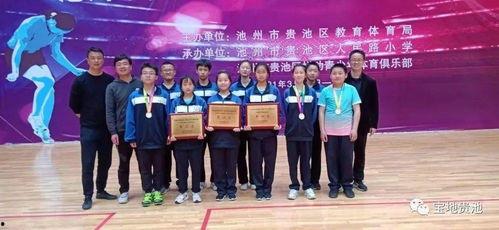 学生给老师按摩腿视频,温情满满的教学互动瞬间